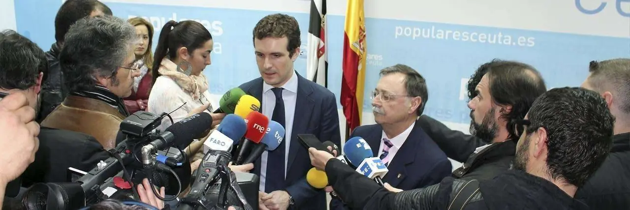 Pablo Casado y Juan Vivas, en la sede del PP ceut&iacute; (C.A./ARCHIVO)