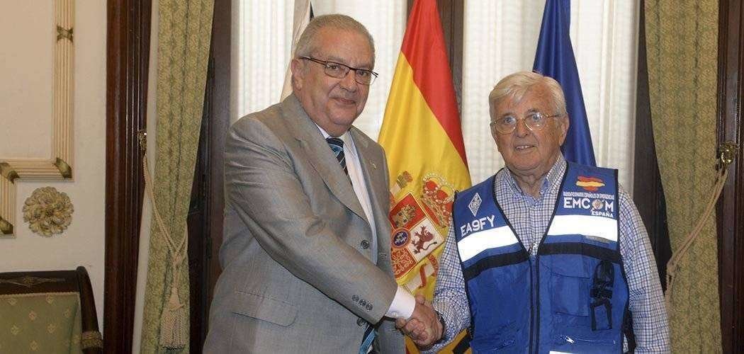 El consejero Hachuel y el presidente de la URCE, Joaquín Manuel Fernández, tras la firma del convenio (CEDIDA)
