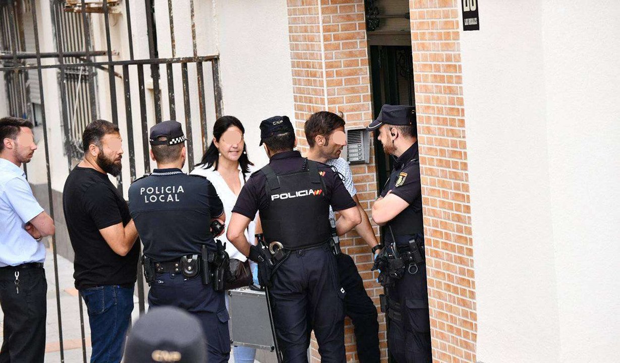 Agentes de la Policía Nacional y la Policía Local a las puertas del inmueble donde se registró la agresión (C.A.)