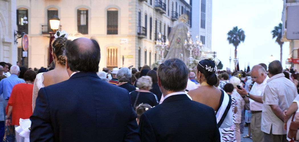 Landaluce y Vivas caminan tras la imagen de Nuestra Señora de África (C.A./ARCHIVO)