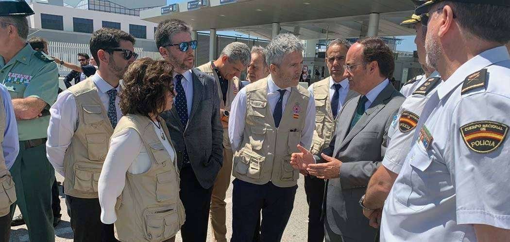 Grande Marlaska departe con el presidente del Puerto algecireño, Gerardo Landaluce (CEDIDA)