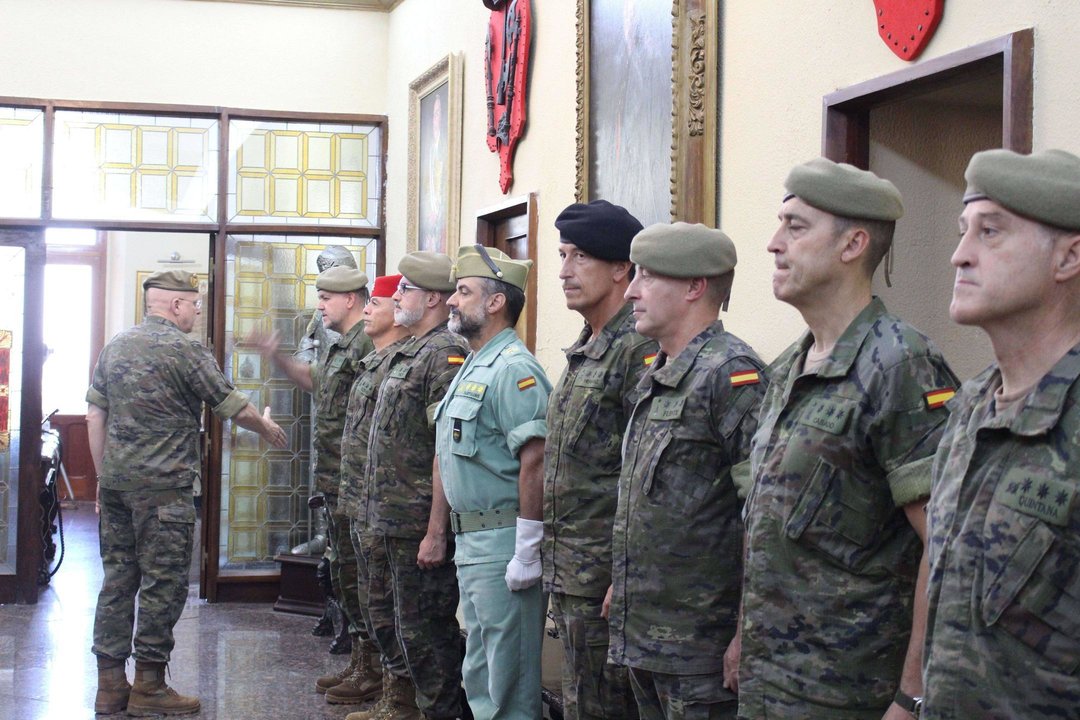 El nuevo comandante general saludando a los jefes de Unidad (CEDIDA)
