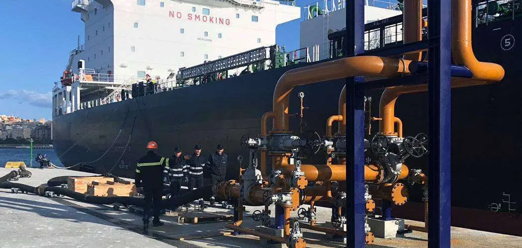 Operaci&oacute;n de trasiego de combustible en el puerto ceut&iacute; (C.A.)