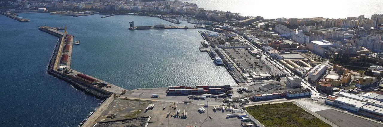 Vista a&eacute;rea del puerto de Ceuta (C.A.) PARA FUERA