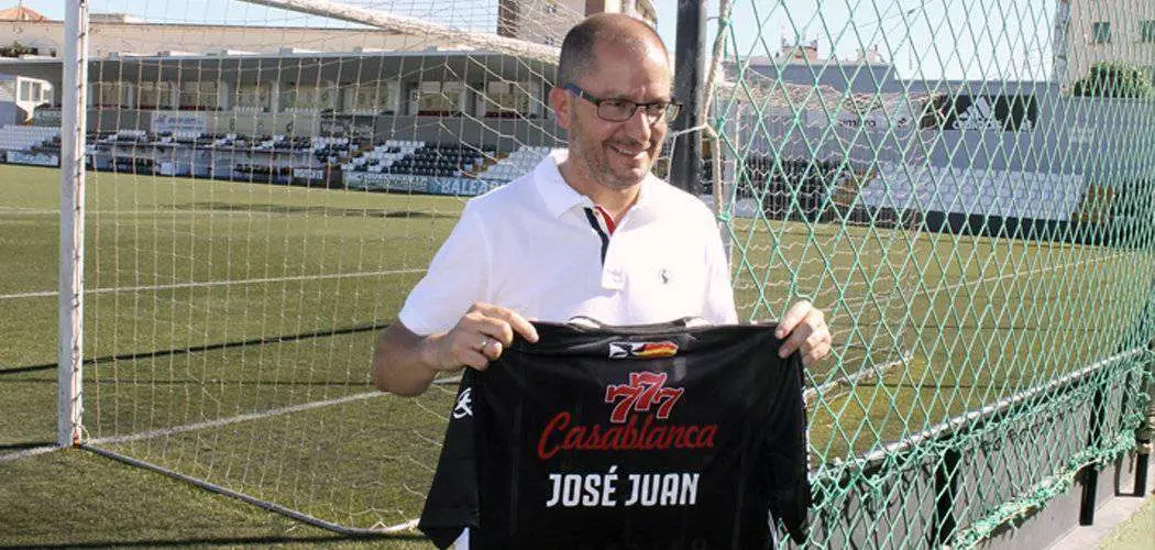 Romero, durante su primera jornada como t&eacute;cnico del Ceuta en el Murube, posa con la camiseta del equipo (J,.CHELLARAM)
