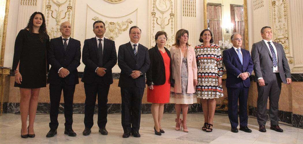 Vivas posa con sus nuevos consejeros junto a la delegada del Gobierno, Salvadora Mateos (C.A.)