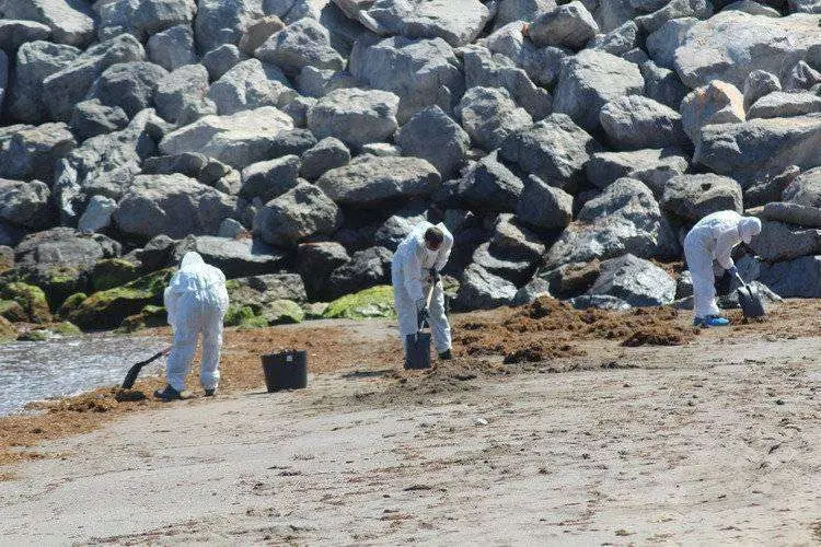 vertido playa ben&iacute;tez