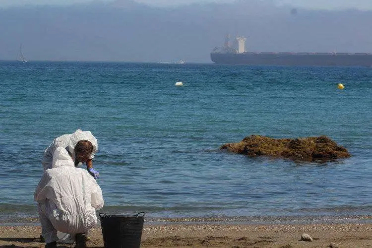 vertido playa ben&iacute;tez