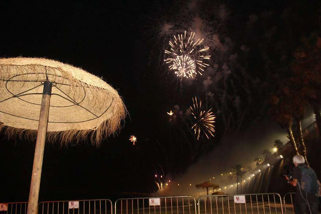 Los fuegos artificiales anunciaron la llegada de la medianoche (C.A.)