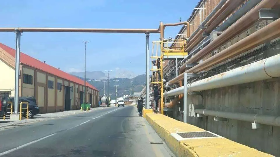 Los migrantes, junto a las tuberias de combustible (CEDIDA)