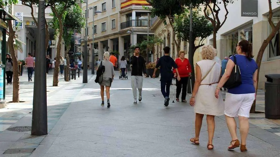 Viandantes en el Paseo del Revell&iacute;n (C.A.)