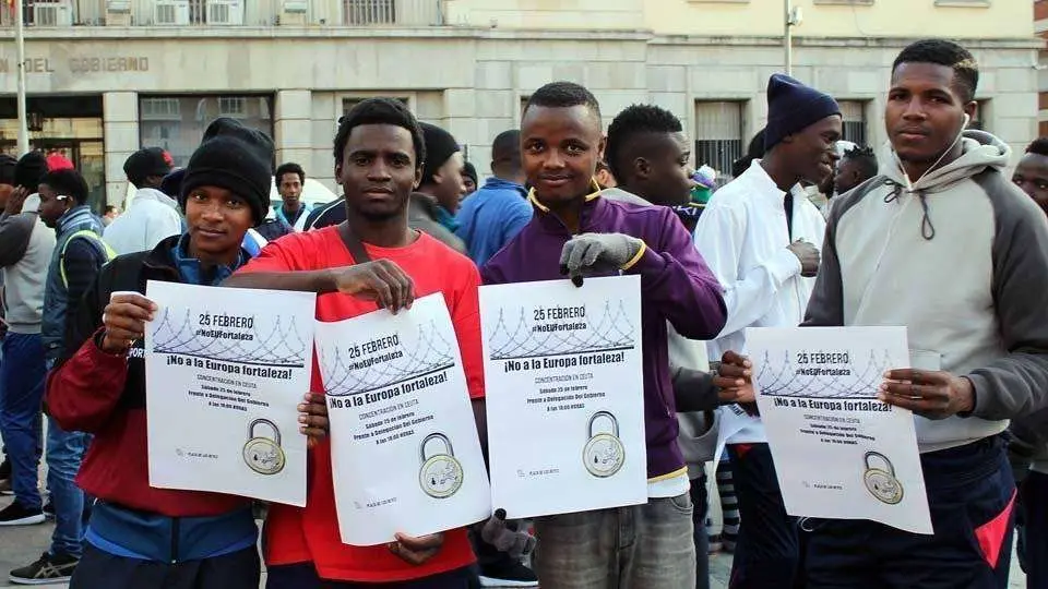 J&oacute;venes migrantes, durante una concentraci&oacute;n en la Plaza de los Reyes (C.A./ARCHIVO)