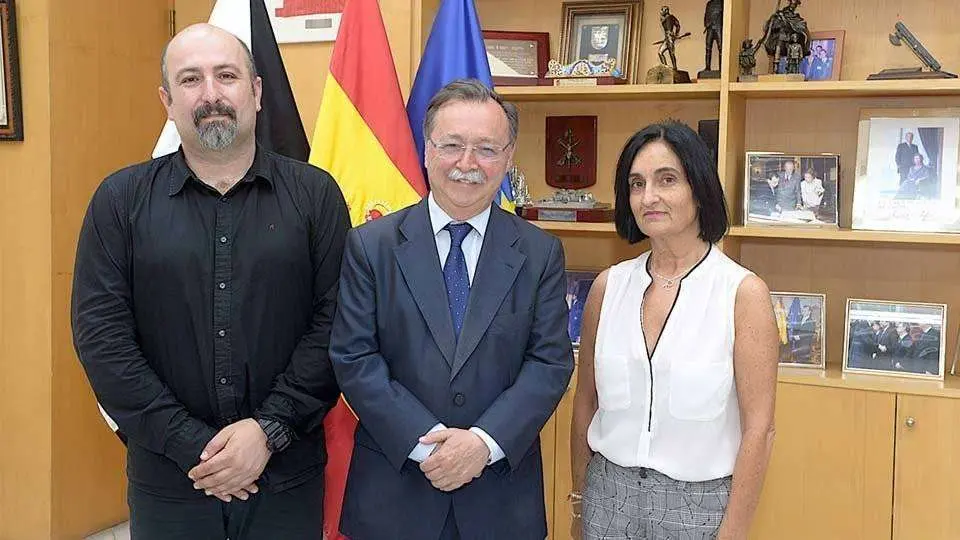 Basilio Garc&iacute;a y Rosa Mar&iacute;a D&iacute;az, en el despacho del presidente Vivas (CEDIDA)