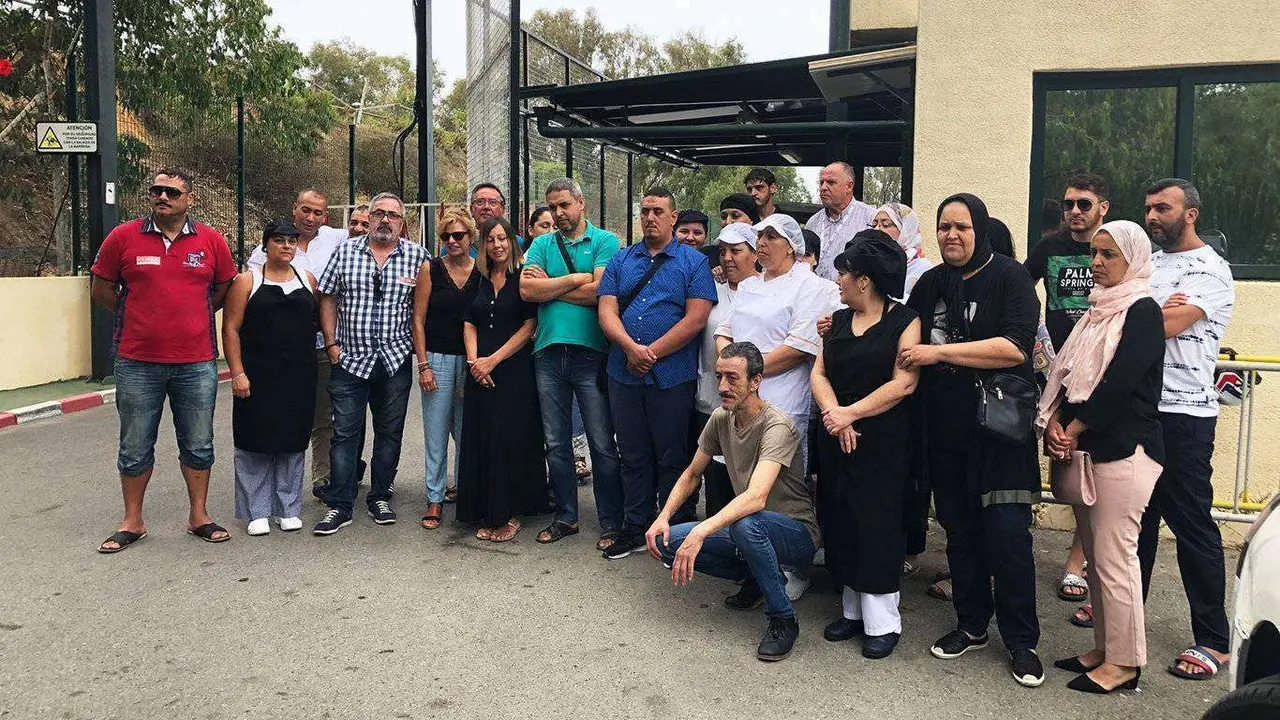 Trabajadores del catering del CETI, a las puertas del centro (C.A./ARCHIVO)