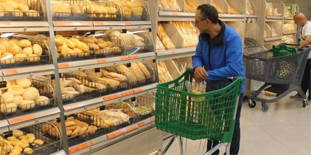 Clientes hacen sus compras en una gran superficie comercial de la ciudad (C.A./ARCHIVO)