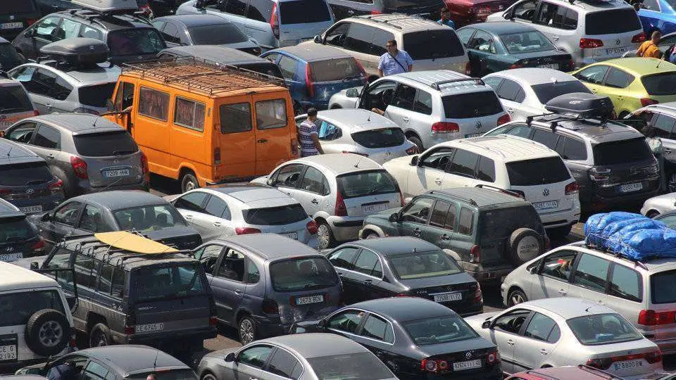 Veh&iacute;culos estacionados este s&aacute;bado en la explanada de Loma Colmenar (C.A.)