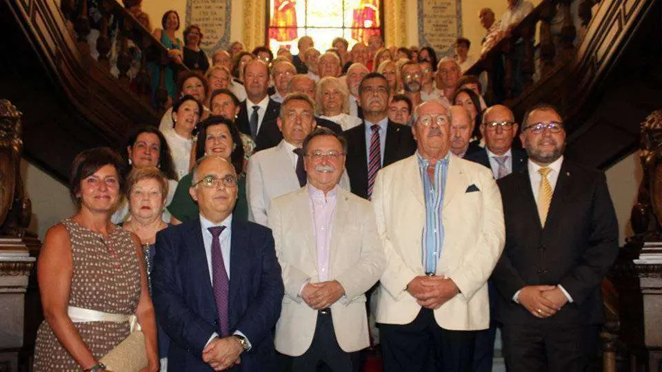 Vivas posa con los representantes de las casas de Ceuta (C.A.)