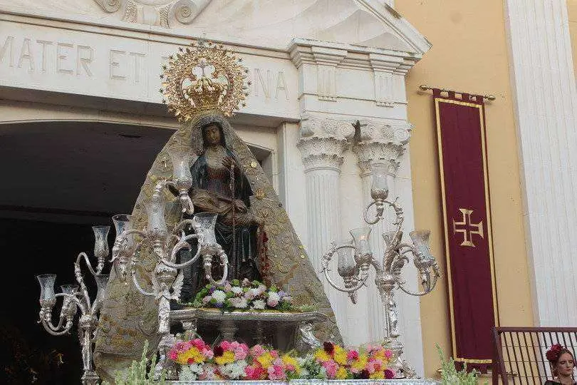 Ofrenda de flores a la Virgen de &Aacute;frica