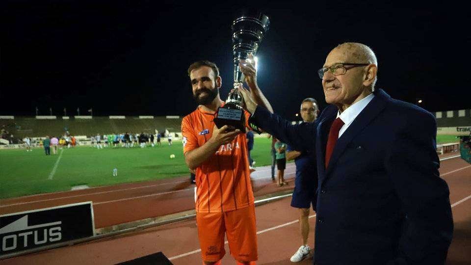 El capitán caballa recoge el trofeo de manos de Jaco Zafrani (CEDIDA)