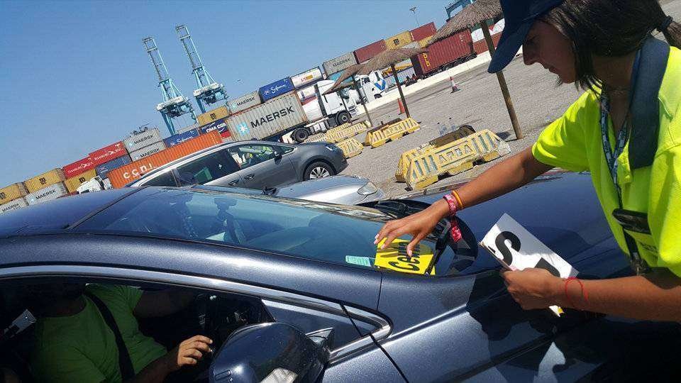Una operaria identifica el destino de uno de los coches a la espera de embarcar hacia Ceuta (APBA)