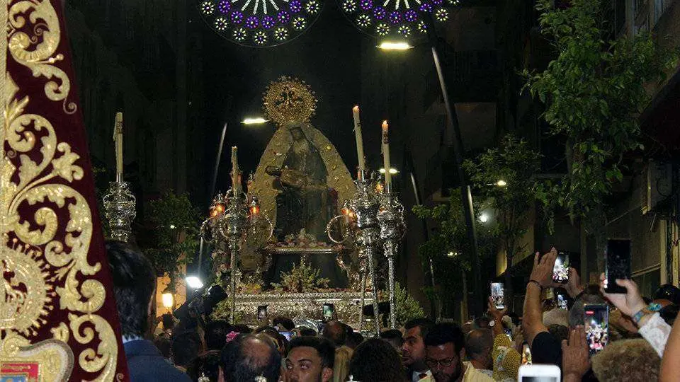 La imagen de la Virgen de &Aacute;frica a su paso por la calle J&aacute;udenes (C.A.)