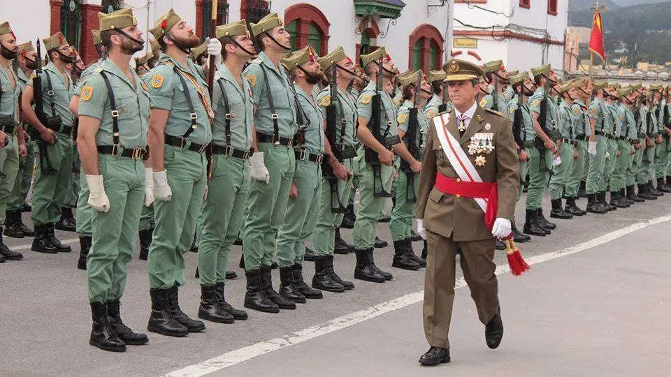 Sancho pasa revista a las tropas en un acto militar (C.A./ARCHIVO)