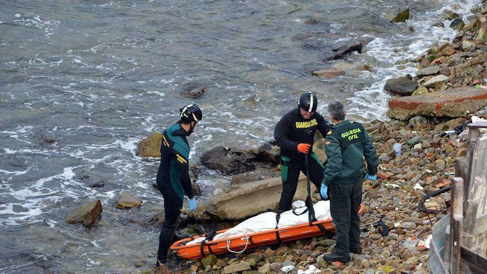La Guardia Civil recupera el cadáver de un migrante en la playa de Benzú (C.A./ARCHIVO)
