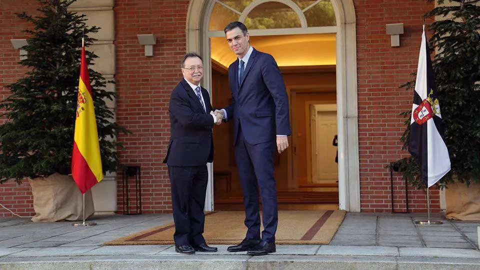 Pedro S&aacute;nchez recibe a Juan Vivas a las puertas de La Moncloa (CEDIDA/ARCHIVO)