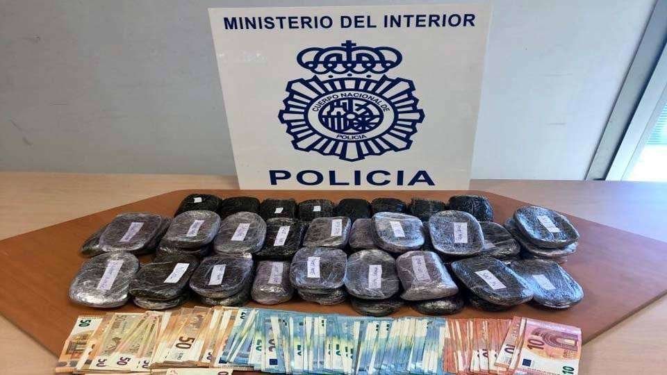 La droga y el dinero incautado por la Policía en la vivienda de Algeciras (MINISTERIO DEL INTERIOR)