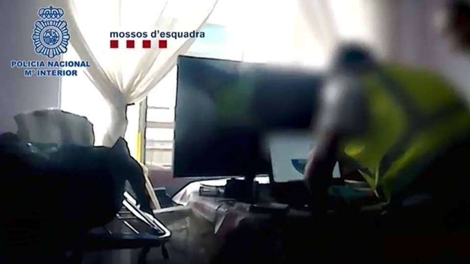 Agentes se incautan de los ordenadores del detenido (POLICÍA NACIONAL/MOSSOS)