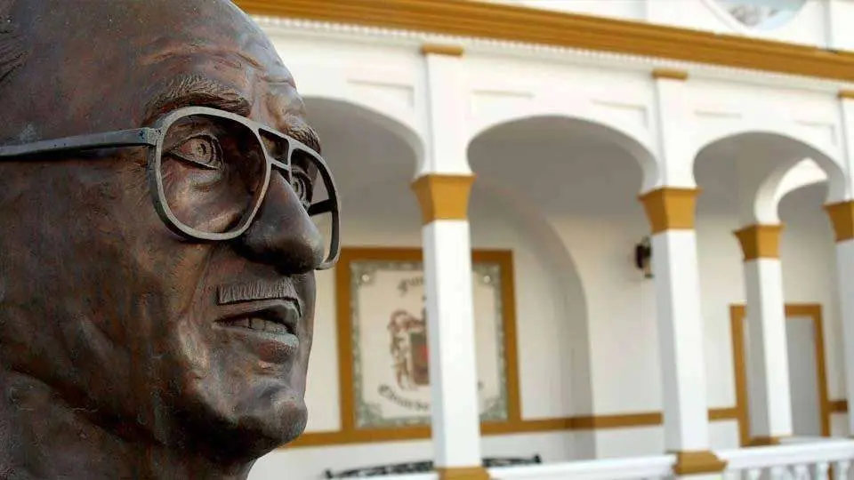 Busto de Eduardo Gallardo Salguero en el centro de la Fundaci&oacute;n que lleva su nombre