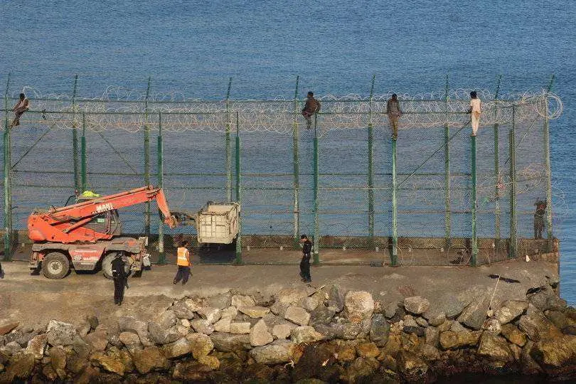 Migrantes en la valla de Benz&uacute;