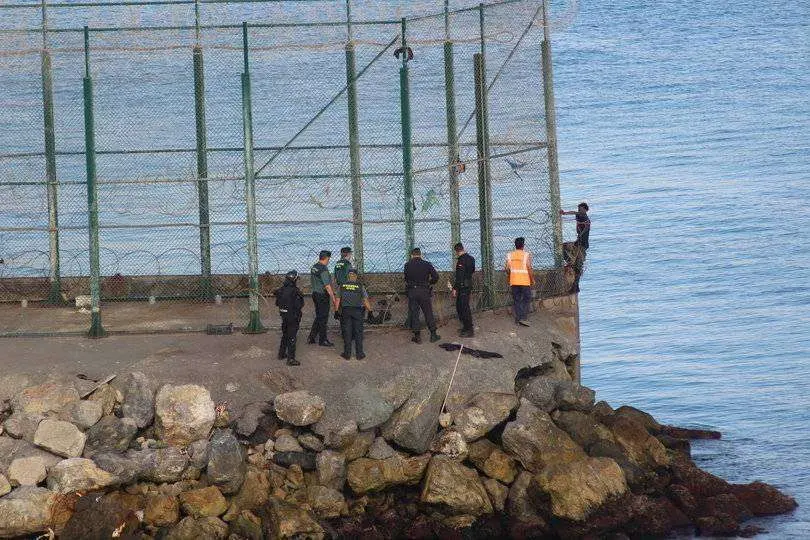 Migrantes en la valla de Benz&uacute;