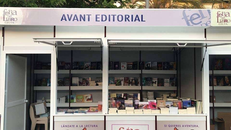 Expositor de Avant Editorial en la última Feria del Libro de Ceuta (CEDIDA)