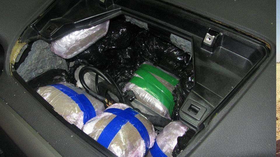 Paquetes de hachís ocultos en uno de los vehículos (GUARDIA CIVIL)
