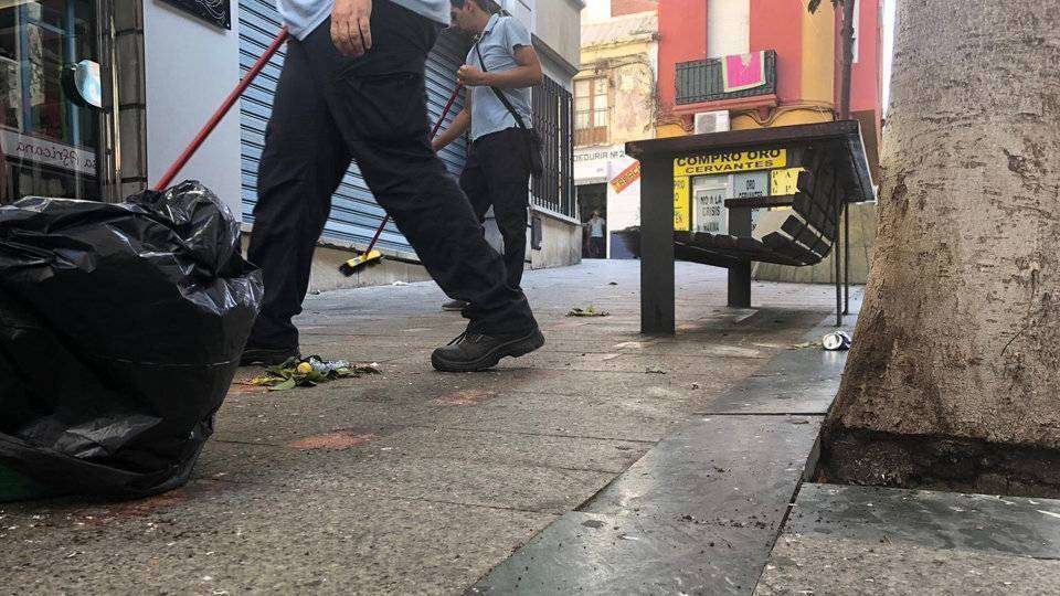 Dos empleados realizan tareas de limpieza esta mañana en la calle Cervantes (C.A.)