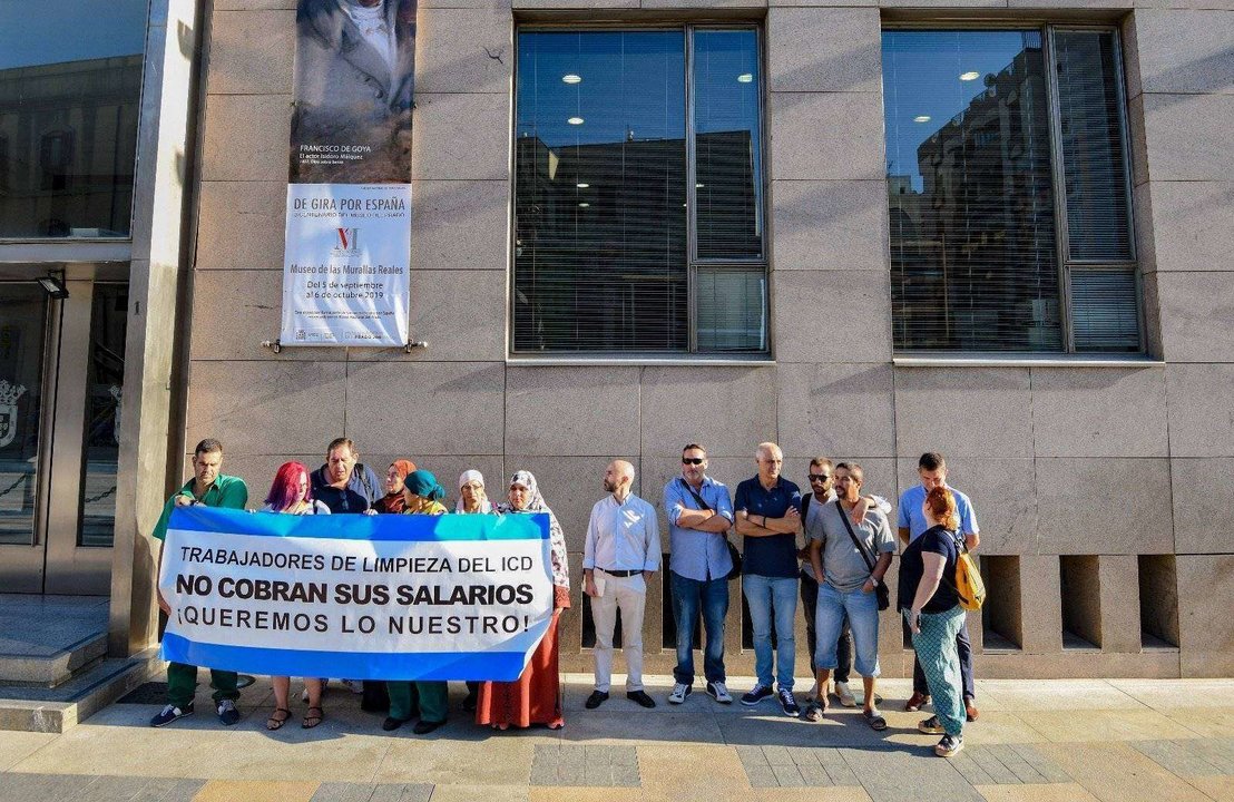 Los trabajadores de Limpiasol se concentraron ayer ante las puertas del Palacio de la Asamblea (C.A.)