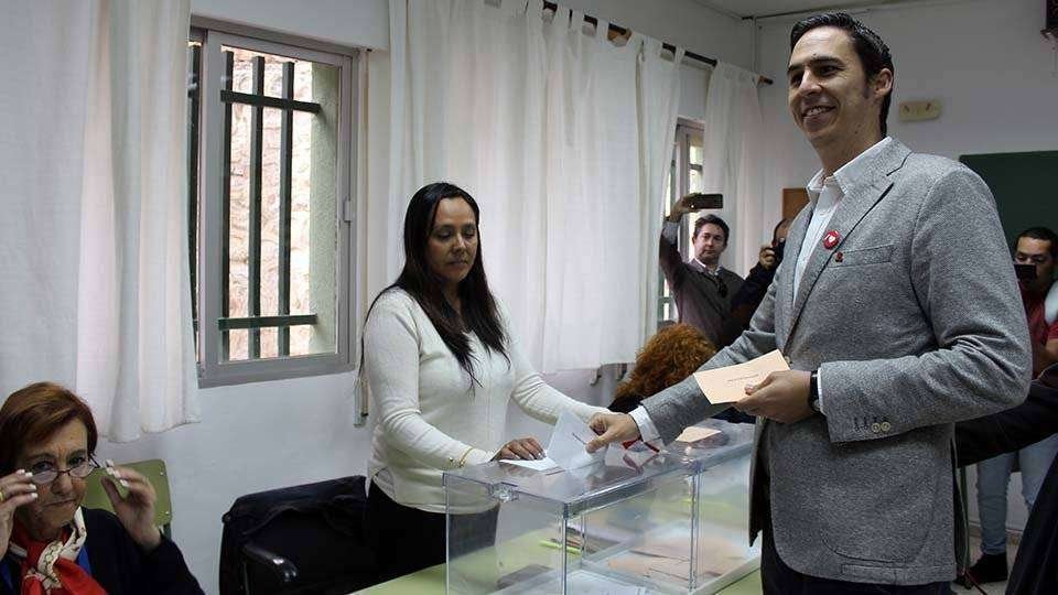 El diputado José Simón vota en su colegio electoral (C.A./ARCHIVO)