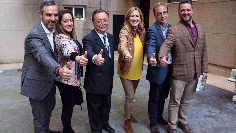 La presidenta del PP navarro, Ana Beltrán, en el centro, durante una visita a Ceuta la pasada campaña electoral (C.A.)