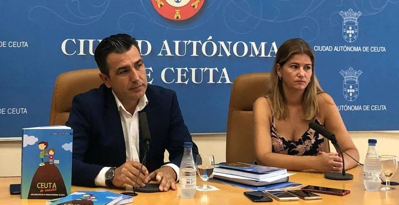 El consejero de Educaci&oacute;n, Carlos Rontom&eacute;, junto a Cristina Roda, miembro de la Consejer&iacute;a , durante la presentaci&oacute;n de la gu&iacute;a (C.A.)