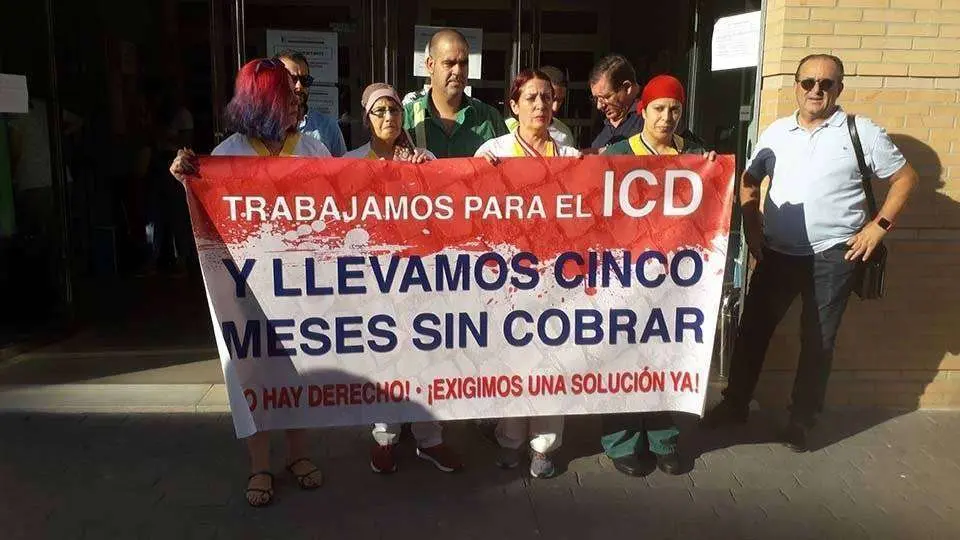 Los trabajadores de Limpiasol, concentrados ante las puertas de la sede del ICD (C.A.)