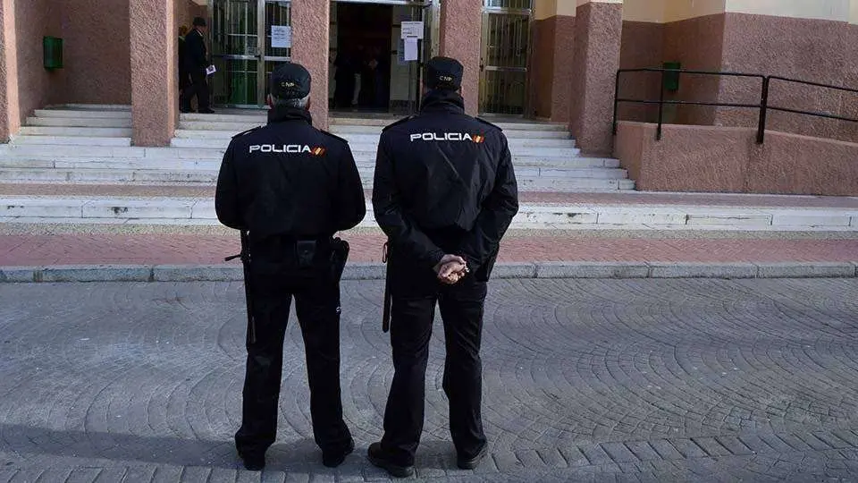 Dos agentes de la Polic&iacute;a Nacional (C.A./ARCHIVO)