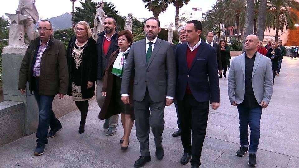 Ábalos pasea por el centro de Ceuta junto a dirigentes socialistas locales (C.A./ARCHIVO)