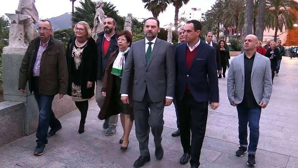 &Aacute;balos pasea por el centro de Ceuta junto a dirigentes socialistas locales (C.A./ARCHIVO)