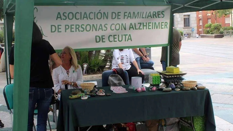 Mesa informativa instalada en la Plaza de los Reyes (C.A.)