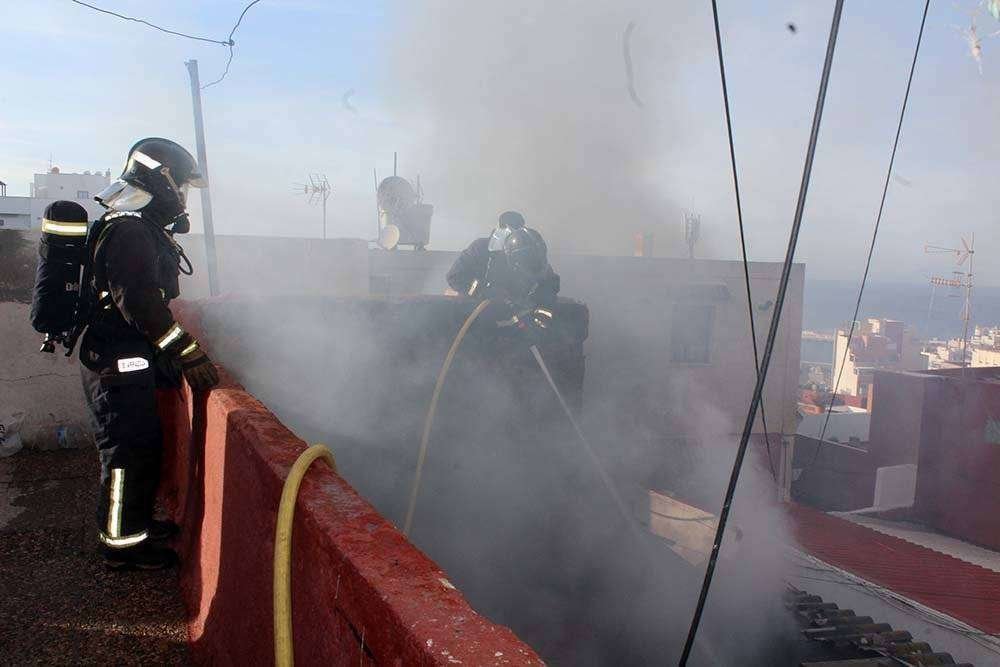 Los bomberos concluyen la extinción del fuego (C.A.)