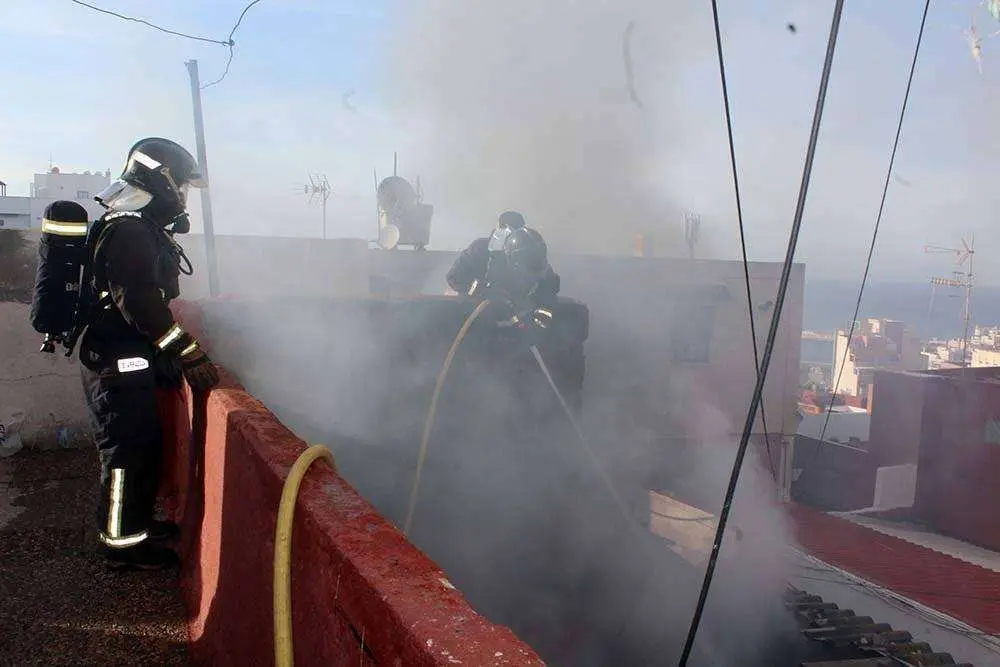 Los bomberos concluyen la extinci&oacute;n del fuego (C.A.)