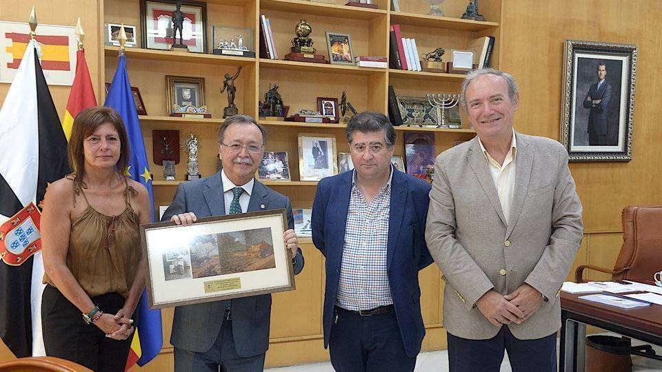 El presidente de la Ciudad, Juan Vivas, recibe el sello de manos de los representantes de la Agrupación Filatélica (CEDIDA)