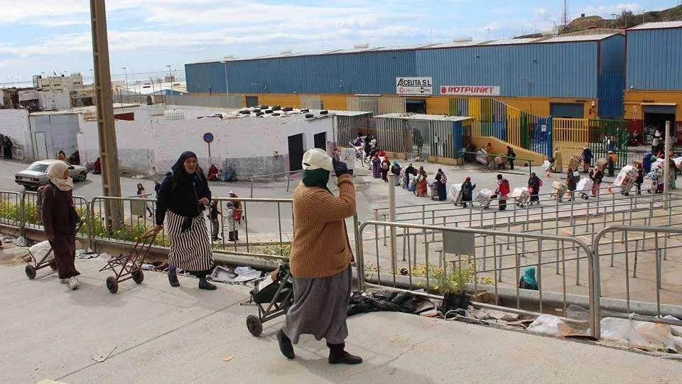 Porteadoras, en los accesos al pol&iacute;gono comercial de El Tarajal (C.A./ARCHIVO)