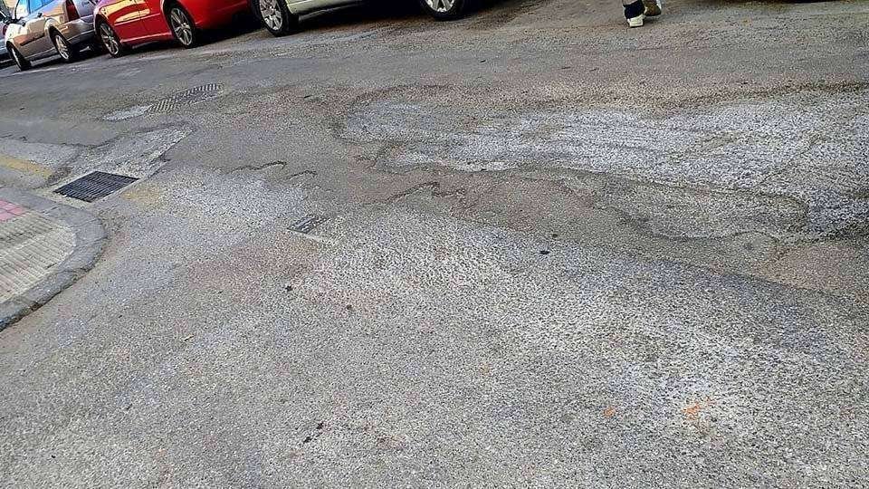 Estado del asfaltado de la calle principal de la barriada (CEDIDA)